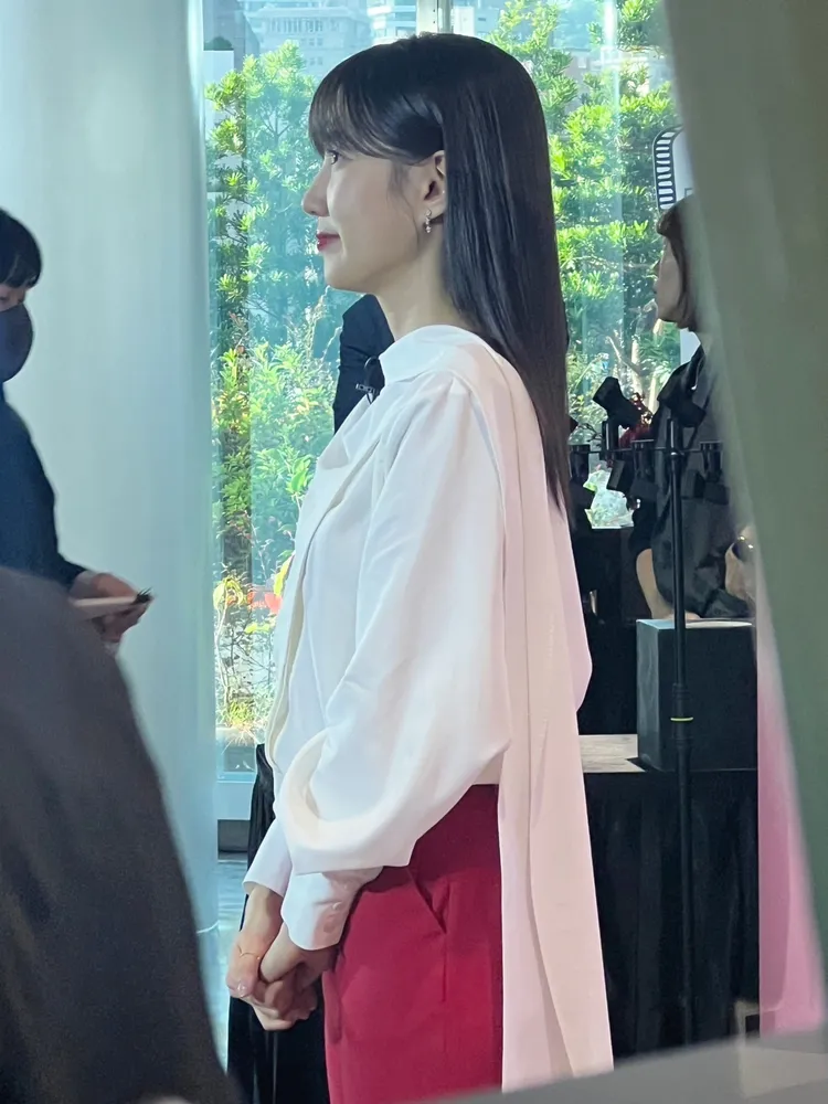 朴恩斌以白色襯衫、紅色長褲打扮，拍攝宣傳照。陳薇安攝