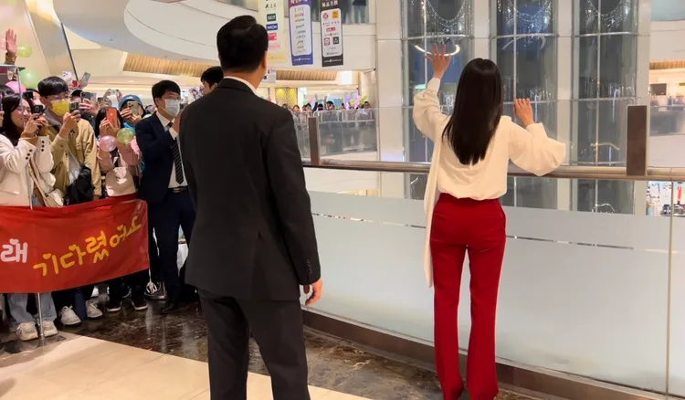 朴恩斌連遠處的粉絲都照顧到，趴桿打招呼。陳薇安攝