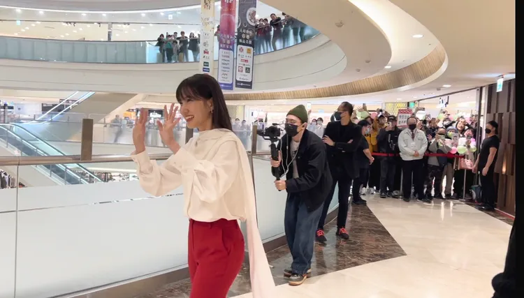 朴恩斌走向場外逾百名粉絲的面前，親自致謝。陳薇安攝