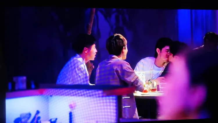 張耀仁（後左一）和楊銘威吻3次都沒拍到。TVBS提供