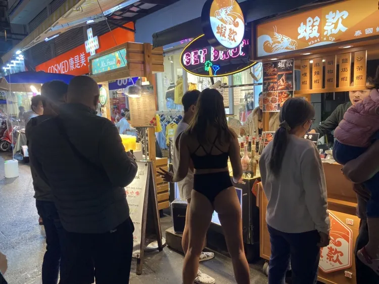 墾丁大街比基尼妹熱情當街攬客。資料照片