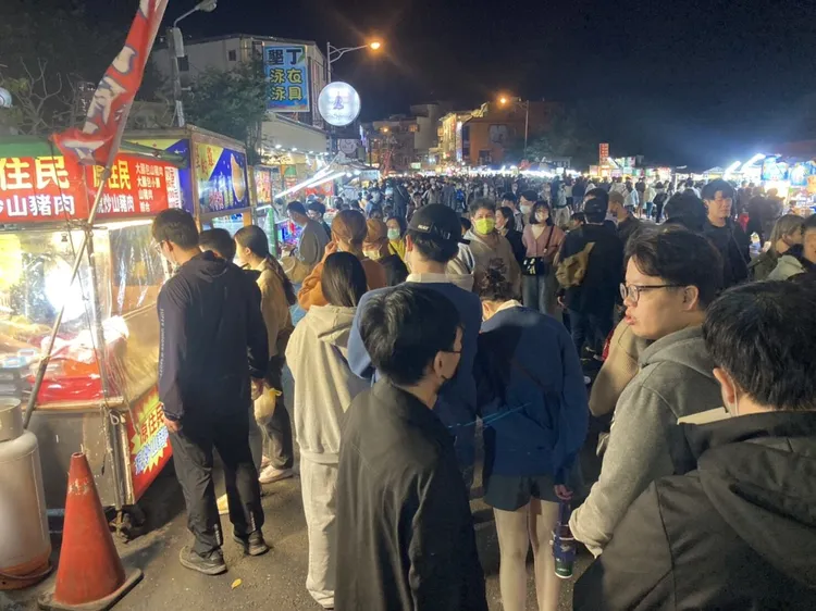 墾丁大街人潮。資料照片