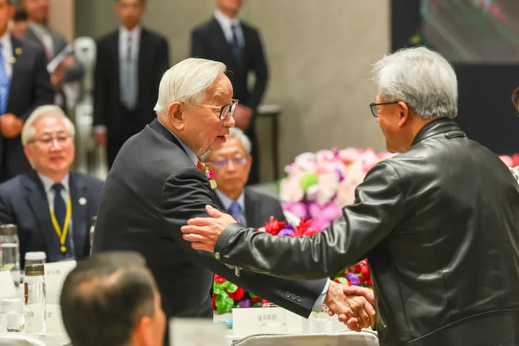 李國鼎科技發展基金會9日頒發首屆李國鼎獎予台積電創辦人張忠謀（立者前左），輝達（NVIDIA）創
辦人暨執行長黃仁勳（立者右）特地自美國來台出席頒獎典禮，向多年好友張忠謀致賀。中央社