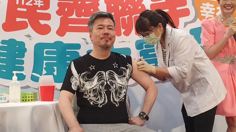 藝人黃國倫在全聯門市接種公費流感疫苗。林芳如攝