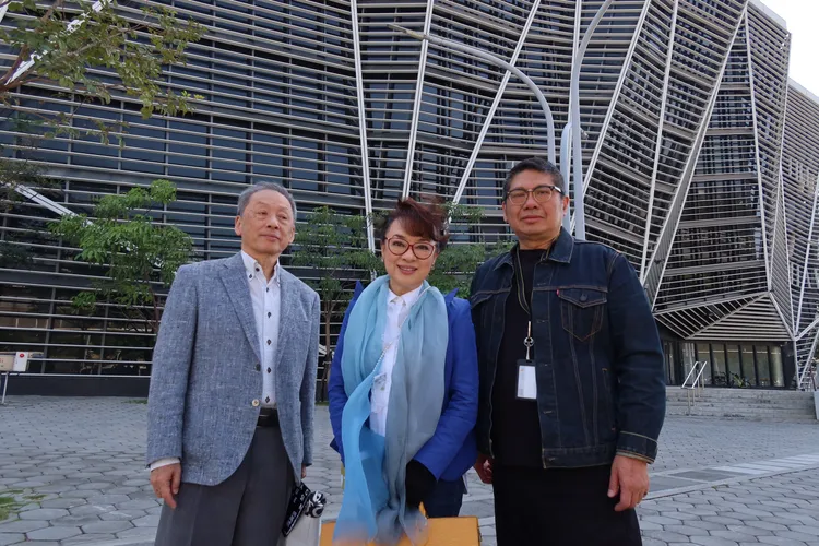 國際巨星翁倩玉（中）與兄長翁祖模（左）造訪高流，執行長丁度嵐全程陪同。高流提供