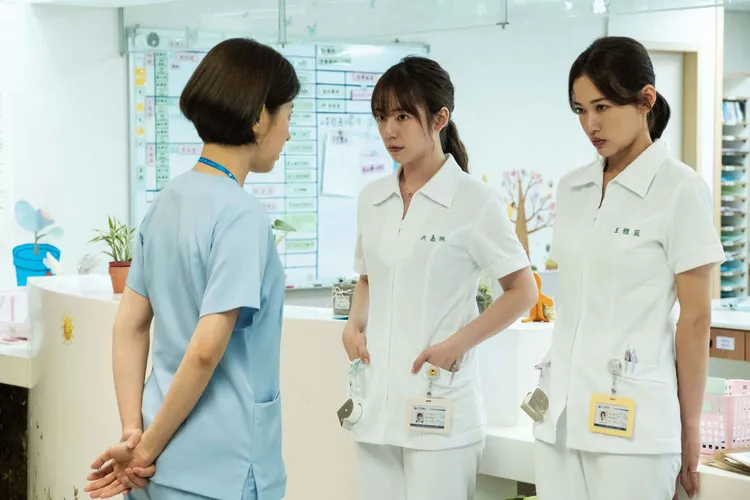 李維維（左）戲裡嚴格訓斥護理師梁以辰（右）、陳天仁（中）。東森提供