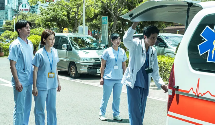 潘君侖（右一）戲劇處女作演出暖男外科醫師。東森提供