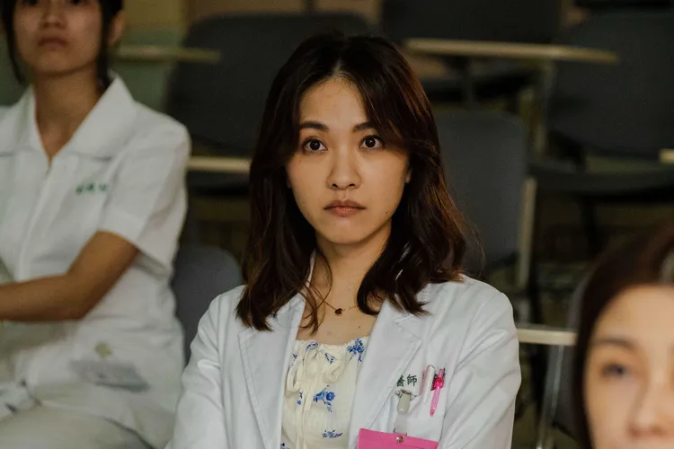 林玟誼（中）飾演婦產科醫師「林曉琪」對病患極富同理心。東森提供