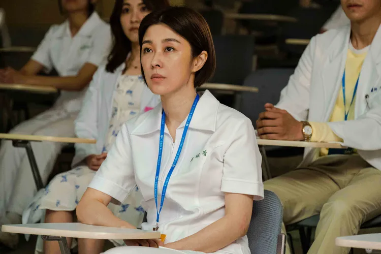 李維維（中）飾演護理長「吳珮菁」個性直來直往。東森提供