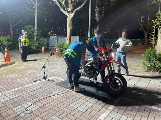 壢警青埔地區強力執行靜桃專案　少年無照騎乘改裝車輛被開兩張罰單