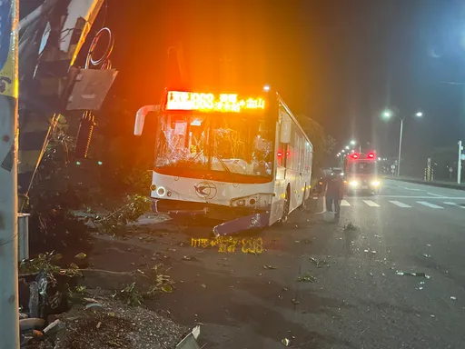 淡水公車撞機車衝上人行道撞歪電桿　40多名乘客全嚇壞