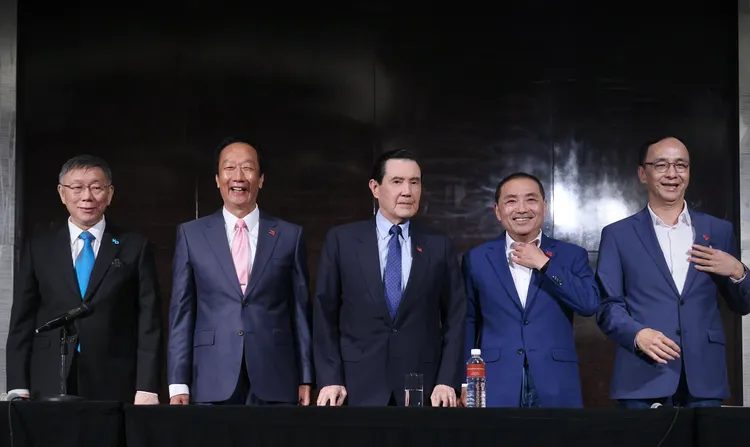 藍白郭昨會面，民眾黨總統參選人柯文哲（左起）、無黨籍總統參選人郭台銘、前總統馬英九、國民黨總統參選人侯友宜、國民黨主席朱立倫。資料照片，林林攝