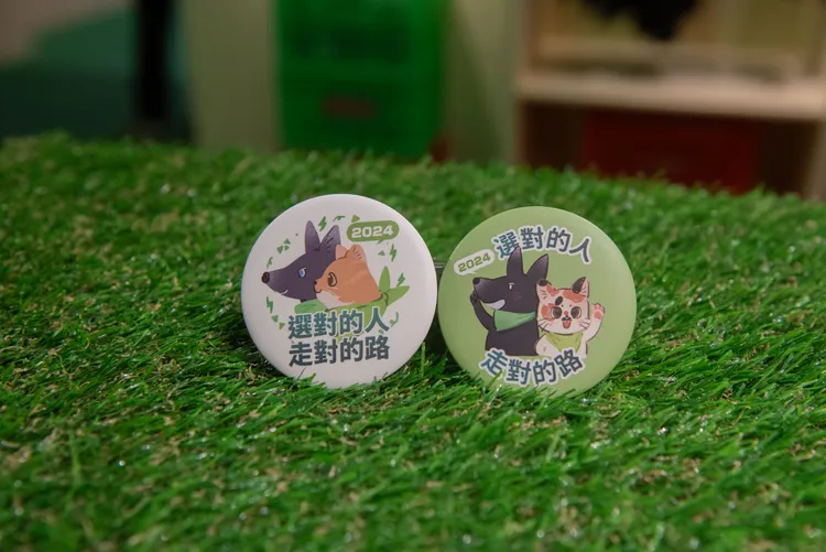 貓狗胸章捐款100元即可獲得，共有2種款式可選擇。賴清德競總提供