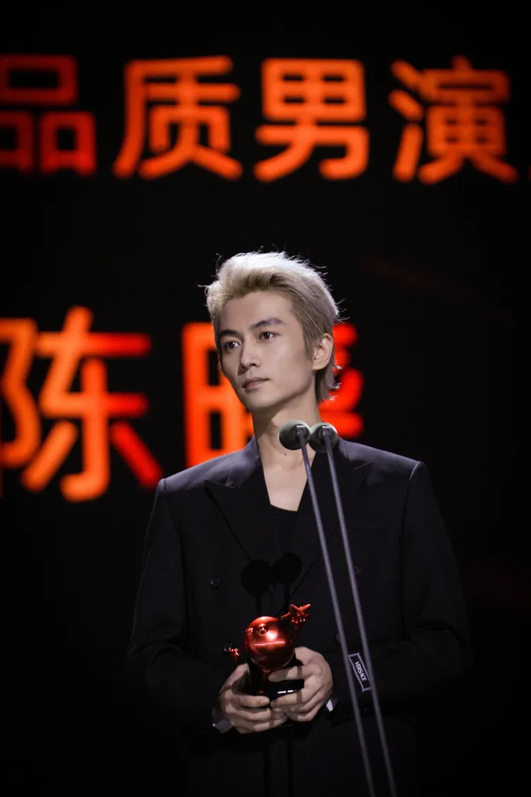 陳曉瘦到臉凹，在粉絲眼中依舊是神顏。翻攝陳曉工作室微博