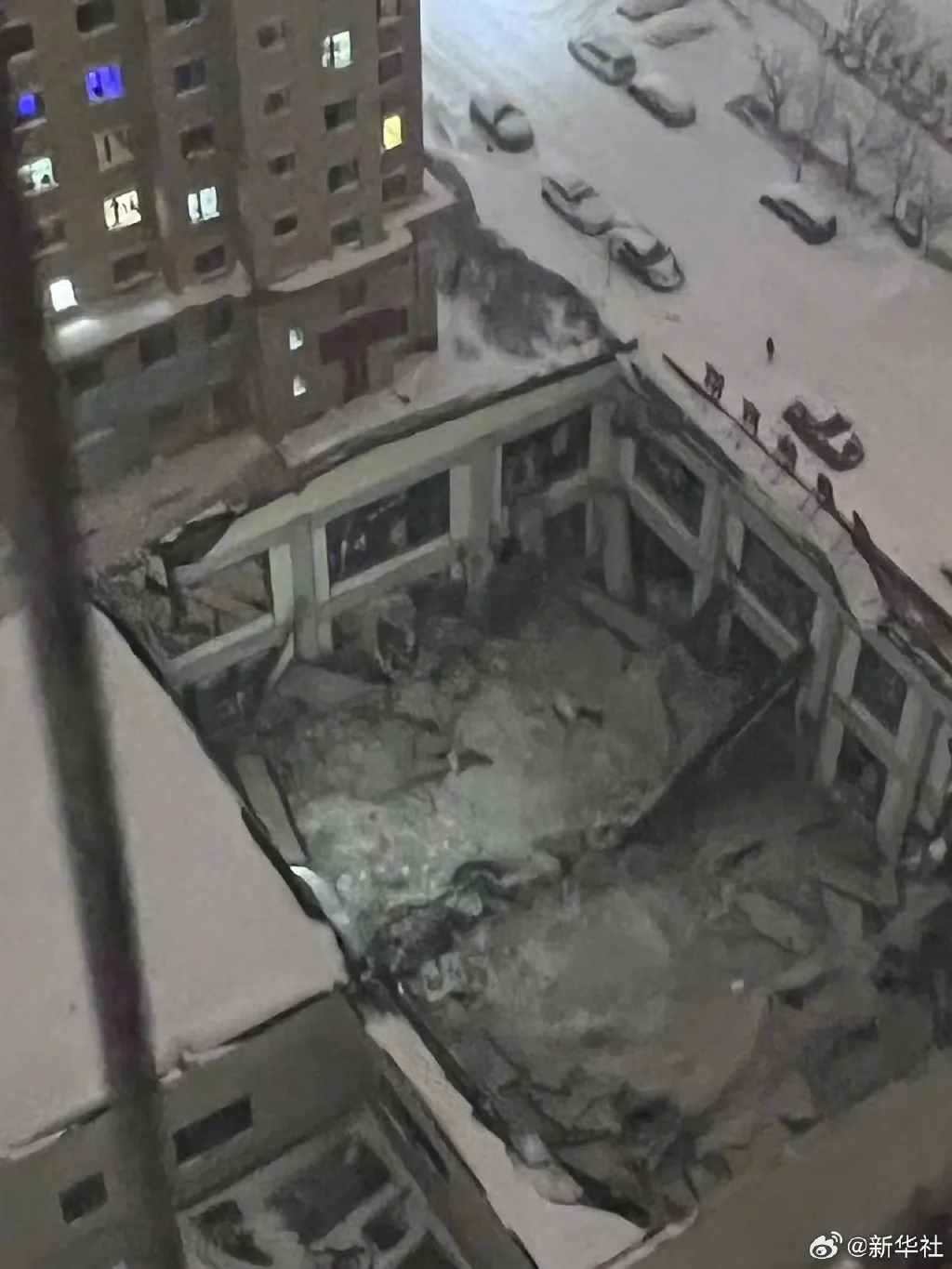 網友指出,發生坍塌的體育館頂部有積雪。翻攝微博