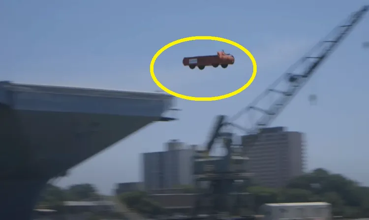靠著電磁彈射將測試車（黃圈處）彈飛航母艦數十公尺。翻攝2015年福特號航母測試/US Navy/Catapult Test on Gerald R. Ford