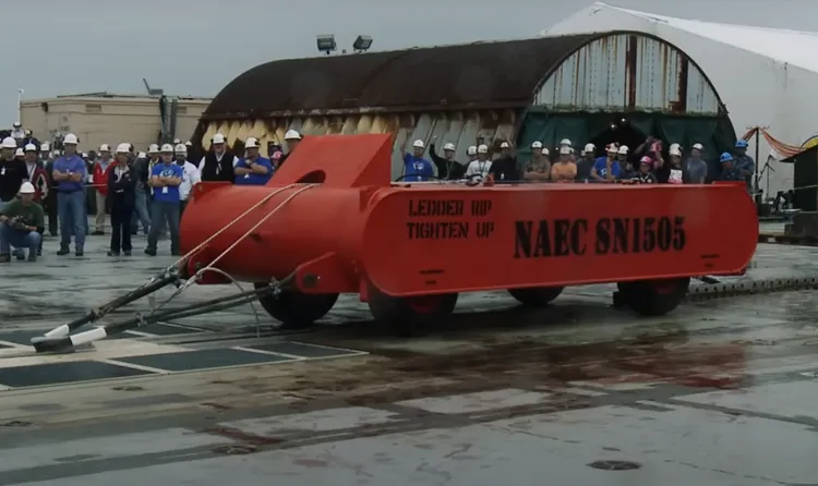 測試車（俗稱小紅車）重約36噸。翻攝2015年福特號航母測試/US Navy/Catapult Test on Gerald R. Ford