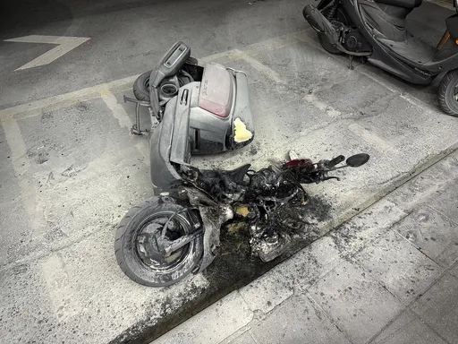 夫妻凌晨街頭大吵 它是無辜的!莽夫先踹倒機車再縱火燒毀