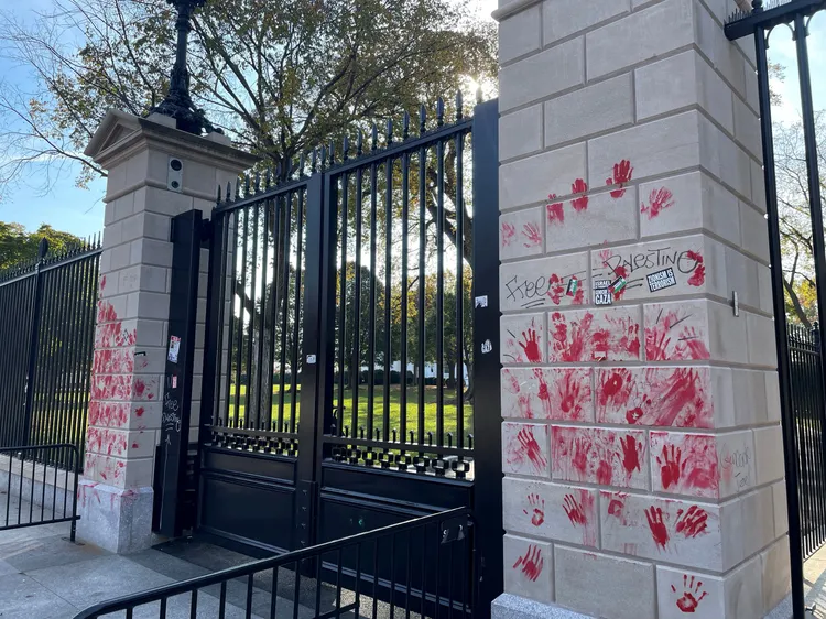 上周一場挺以色列遊行後，白宮外被寫上「解放巴勒斯坦」字樣，並被印上象徵鮮血的紅色手印。資料照片