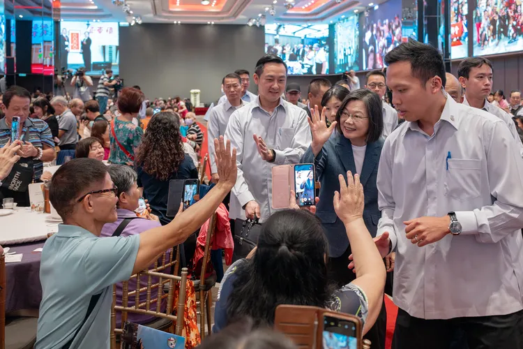 蔡英文向同鄉會鄉親揮手致意。總統府提供