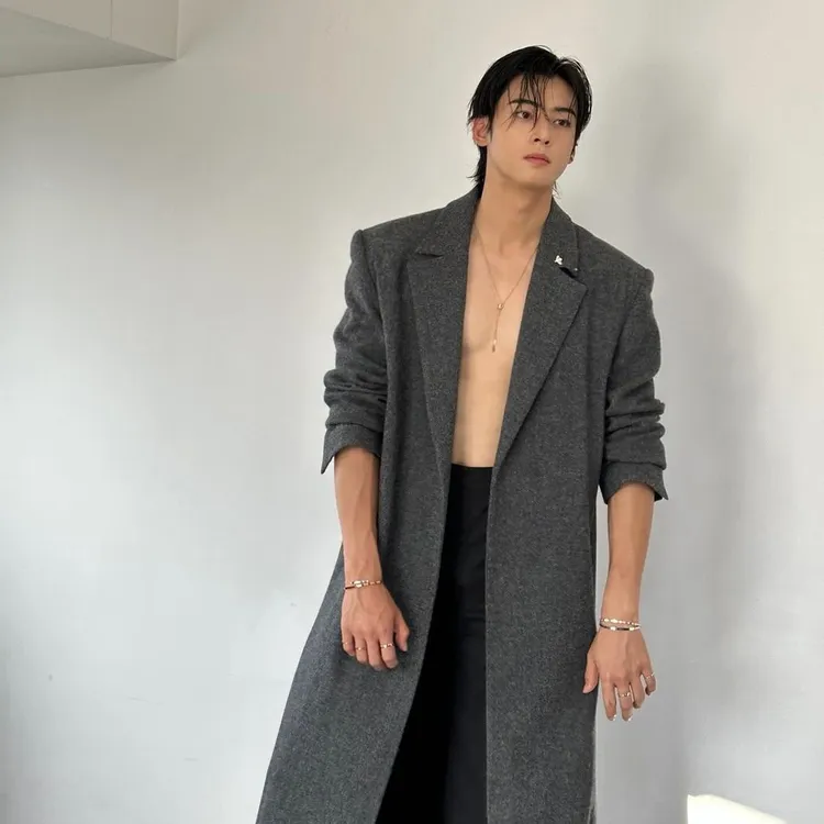 車銀優佩戴CHAUMET珠寶拍攝雜誌照，大方秀出性感胸肌線條。翻攝車銀優IG