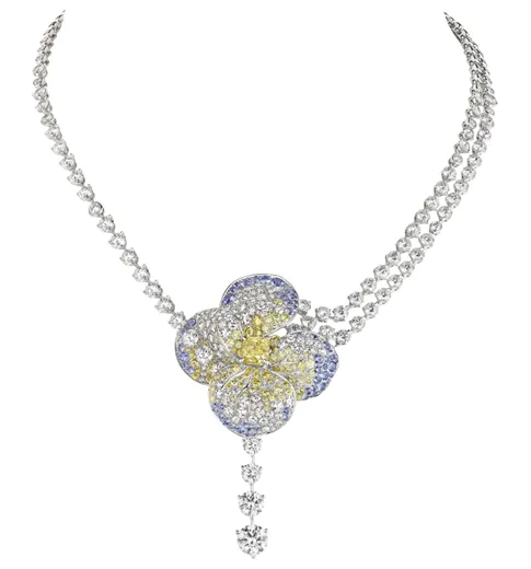 宋慧喬當天佩戴的Pensée系列18K白金項鍊，主石鑲嵌1顆重約2.02克拉的FIY VVS2等級的枕形切割黃鑽。品牌提供