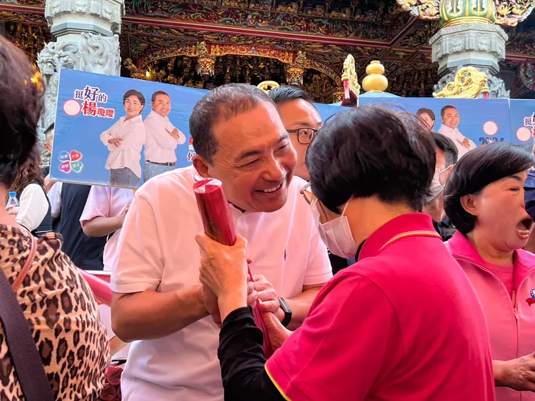 侯友宜發放月曆，受到民眾熱烈歡迎。鮮明攝