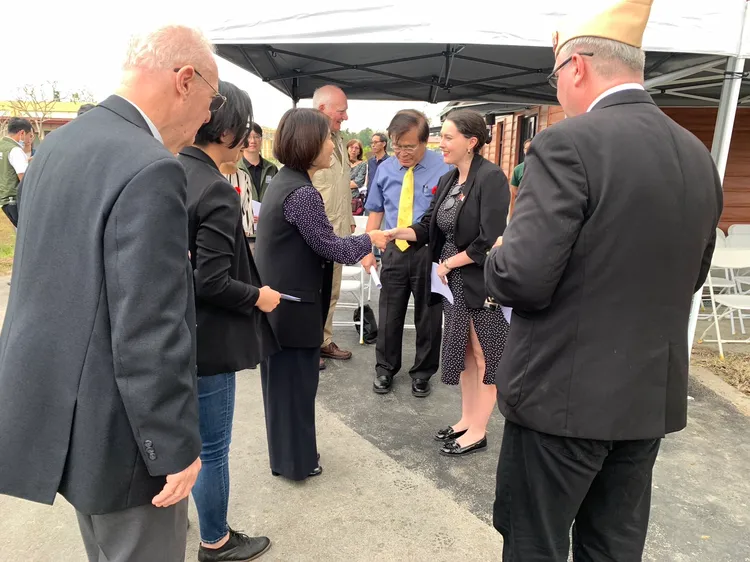 周春米接待前戰俘曾孫女蘿拉·多納。縣府提供