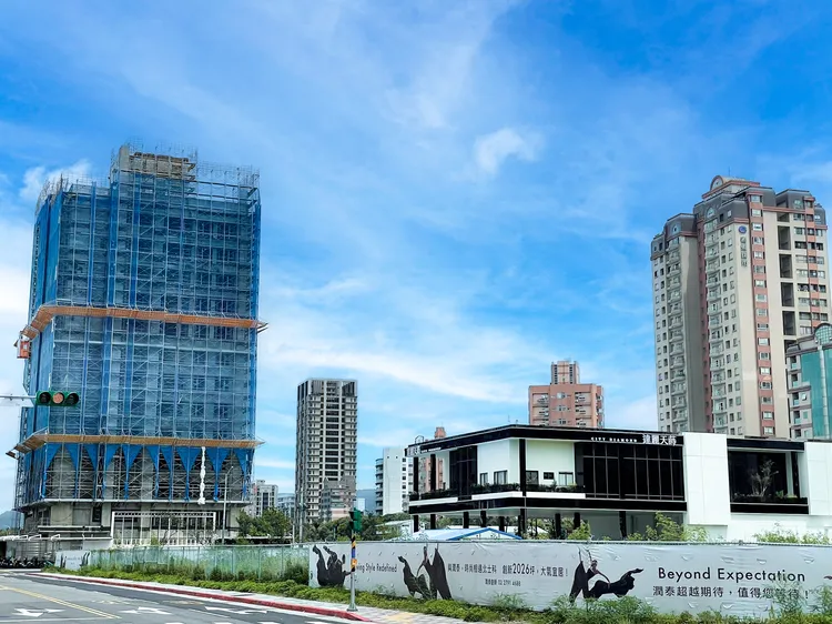 受益於北投士林科技園區的發展，士林北投地區的房市顯得熱絡，亦有三個建案上榜。永慶房產集團提供