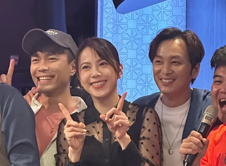 張書偉（右）和許仁杰之間夾了個廖苡喬。趙大智攝