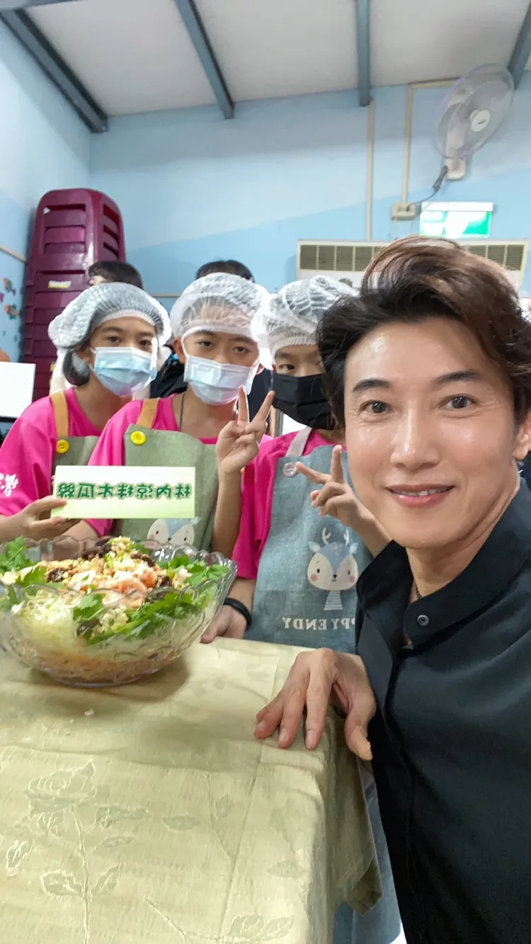 陳鴻（右一）表示，學生藉由做菜過程，學會主動分享，在互動中打破社恐及培養耐性。陳鴻提供