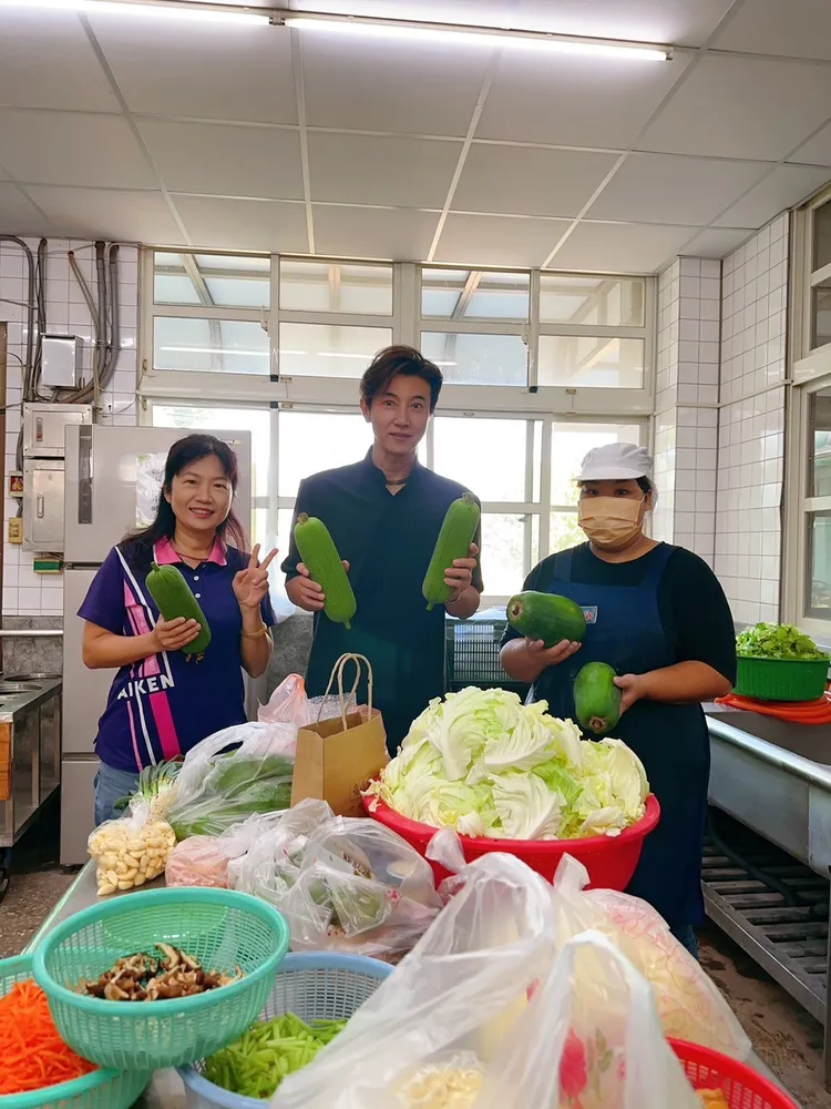 陳鴻（中）也說，昨該場活動是學生對自己在地食材的肯定。陳鴻提供