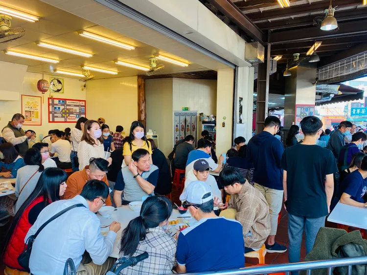 台南假日常見遊客擠爆知名小吃。資料畫面