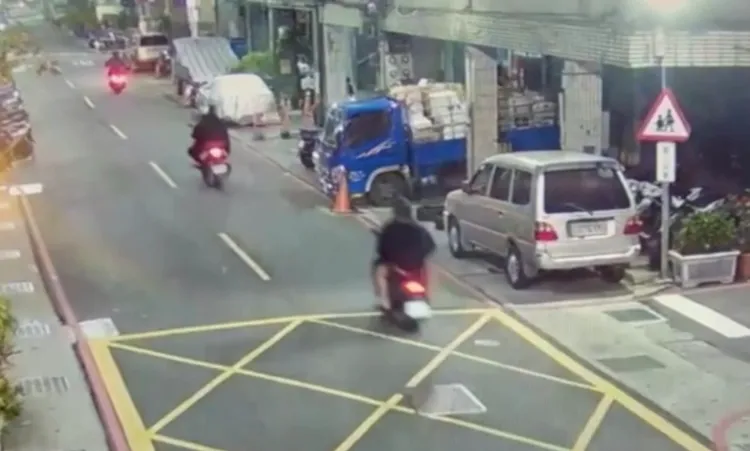 5名男子動手後騎車逃逸。翻攝畫面