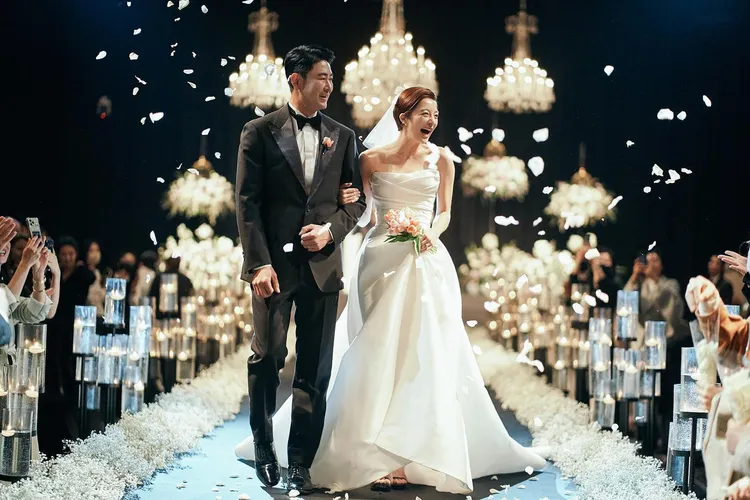 黃寶羅（右）去年11月與車賢宇舉行婚禮。翻攝黃寶羅IG