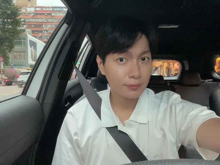 黃少谷沒通告的日子就開計程車補貼家用。翻攝黃少谷臉書