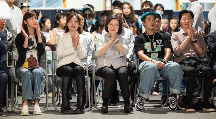 蔡英文在同學表演時，在台下頻頻鼓掌。總統府提供