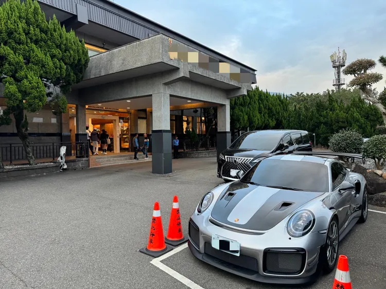 淡水一處高爾夫球場內發現一局男性遺體趴臥水溝旁。翻攝畫面