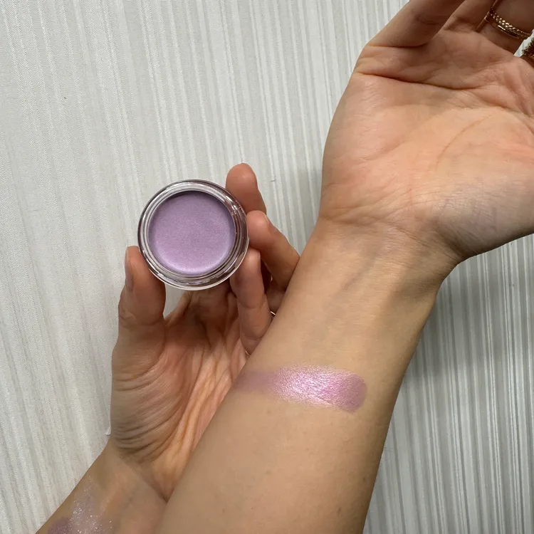 晶巧霓光彩妝霜。張家玲攝