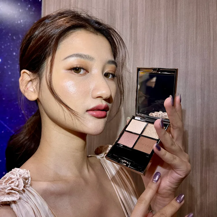 Model示範晶巧霓光眼彩盒#EX37。張家玲攝