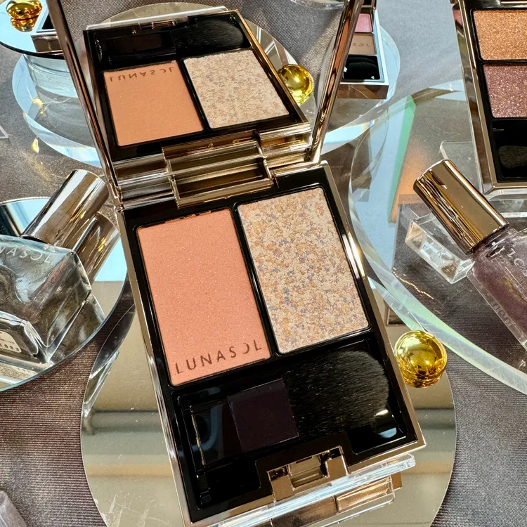 晶巧霓光頰彩，2250元。張家玲攝