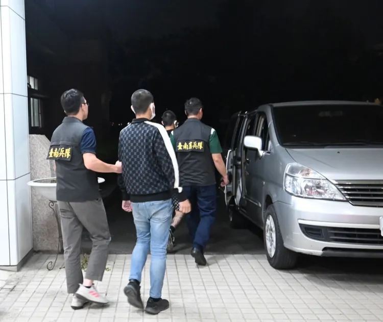 全案依依違反毒品危害防制條例等罪嫌，移送南地檢偵辦。