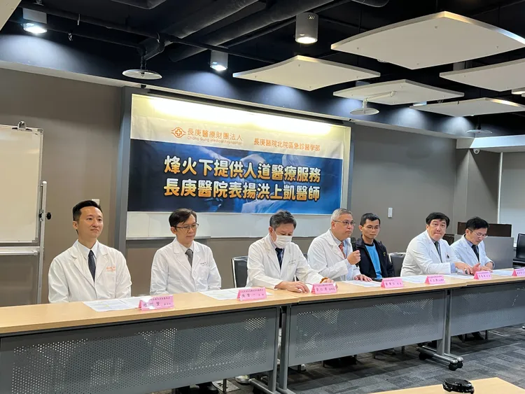 台北長庚醫院院長黃集仁端出豬腳麵線替洪上凱洗塵。台北長庚醫院提供