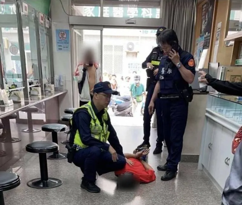 澎湖警方獲報趕到郵局壓制逮捕紅衣搶匪。翻攝自臉書「爆廢公社二館」