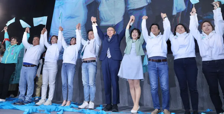 柯文哲拉起立委參選人的手高喊口號。林林攝