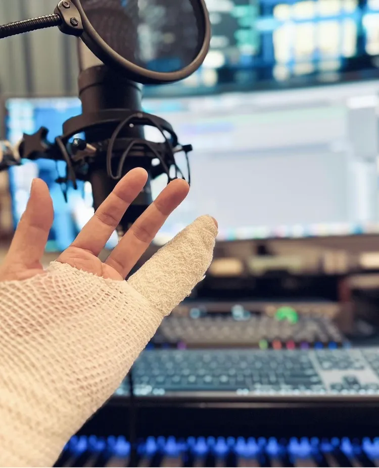 林俊傑手纏繃帶。翻攝林俊傑IG
