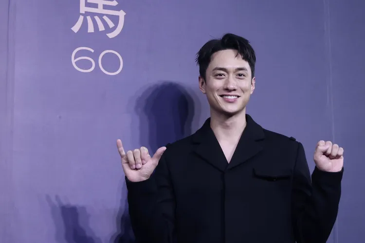 港星劉俊謙每天唸報紙練中文。林林攝