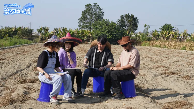 米非（左起）、曹雅雯、周華健與張震嶽等不畏豔陽，直接在田裡進行討論。滾石唱片提供
