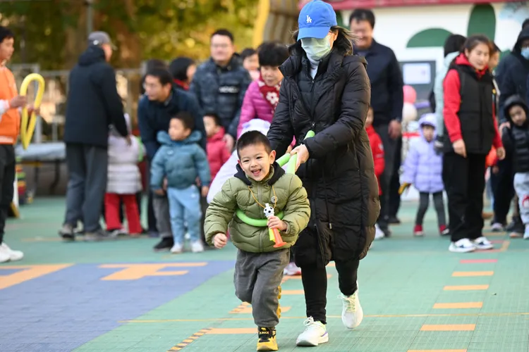 北京一間幼稚園17日舉辦親子運動會。新華社