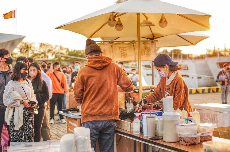 Her呷雞蛋糕推出嶼浪市集限定商品-限量海の味龍蝦起司風味。青年局提供